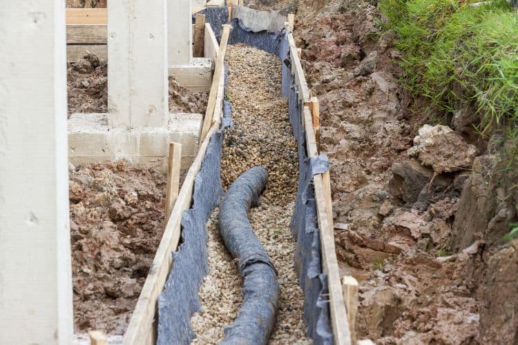 Installing drainage pipe around the foundations of a house